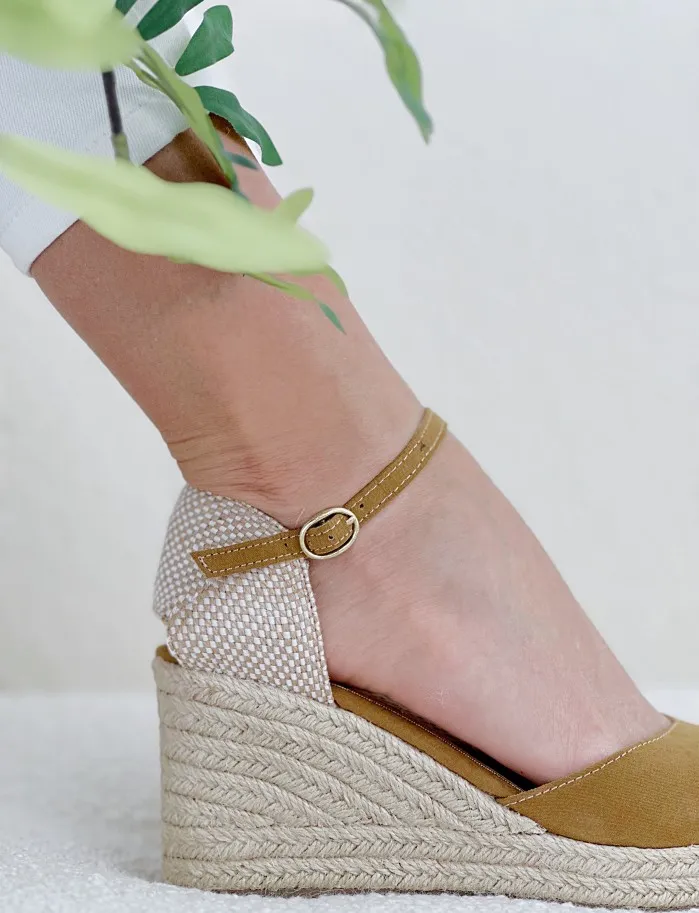 Cuña Carlota Hebilla Camel