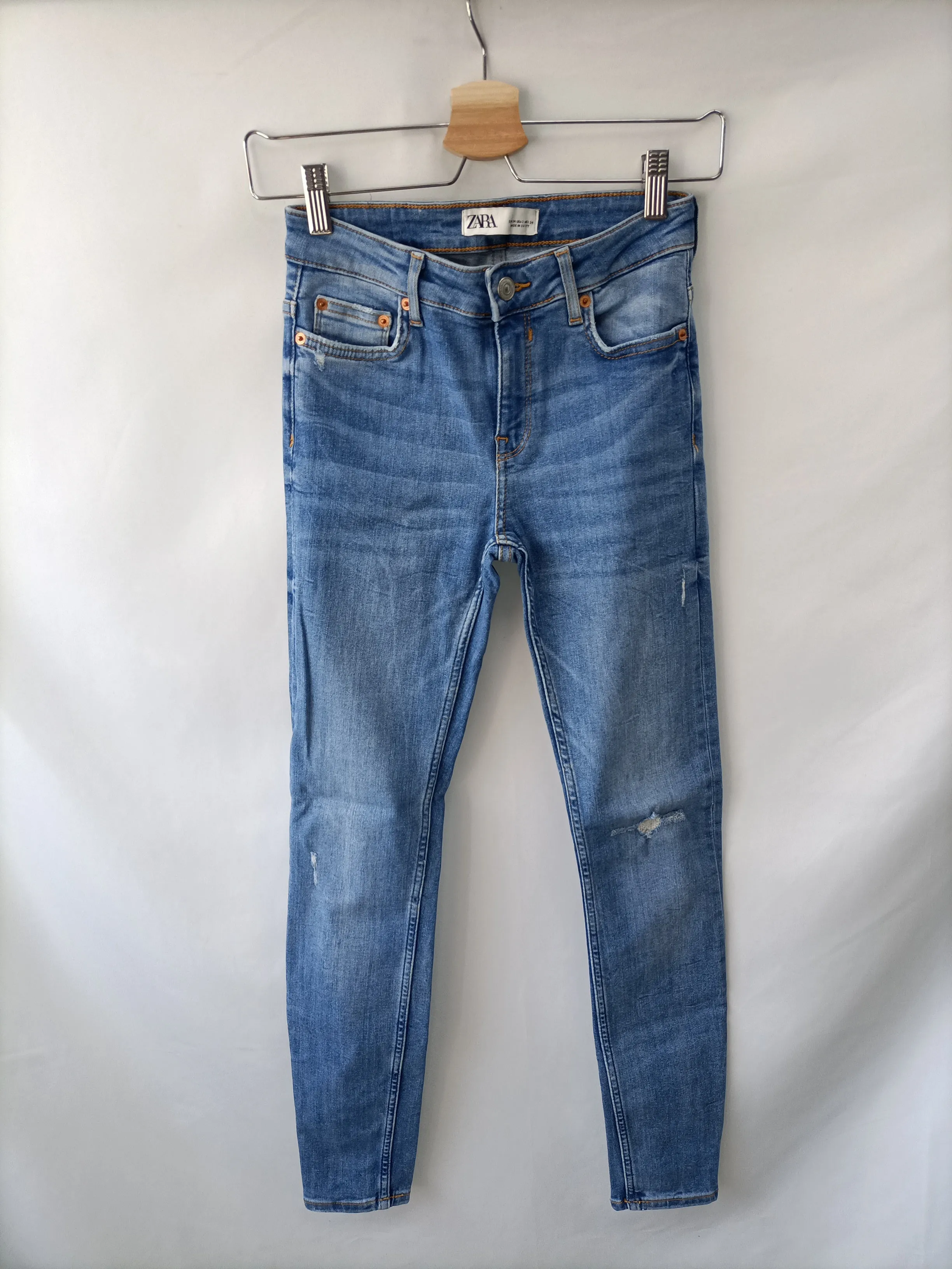 ZARA. Pantalón vaquero ajustado  T.34