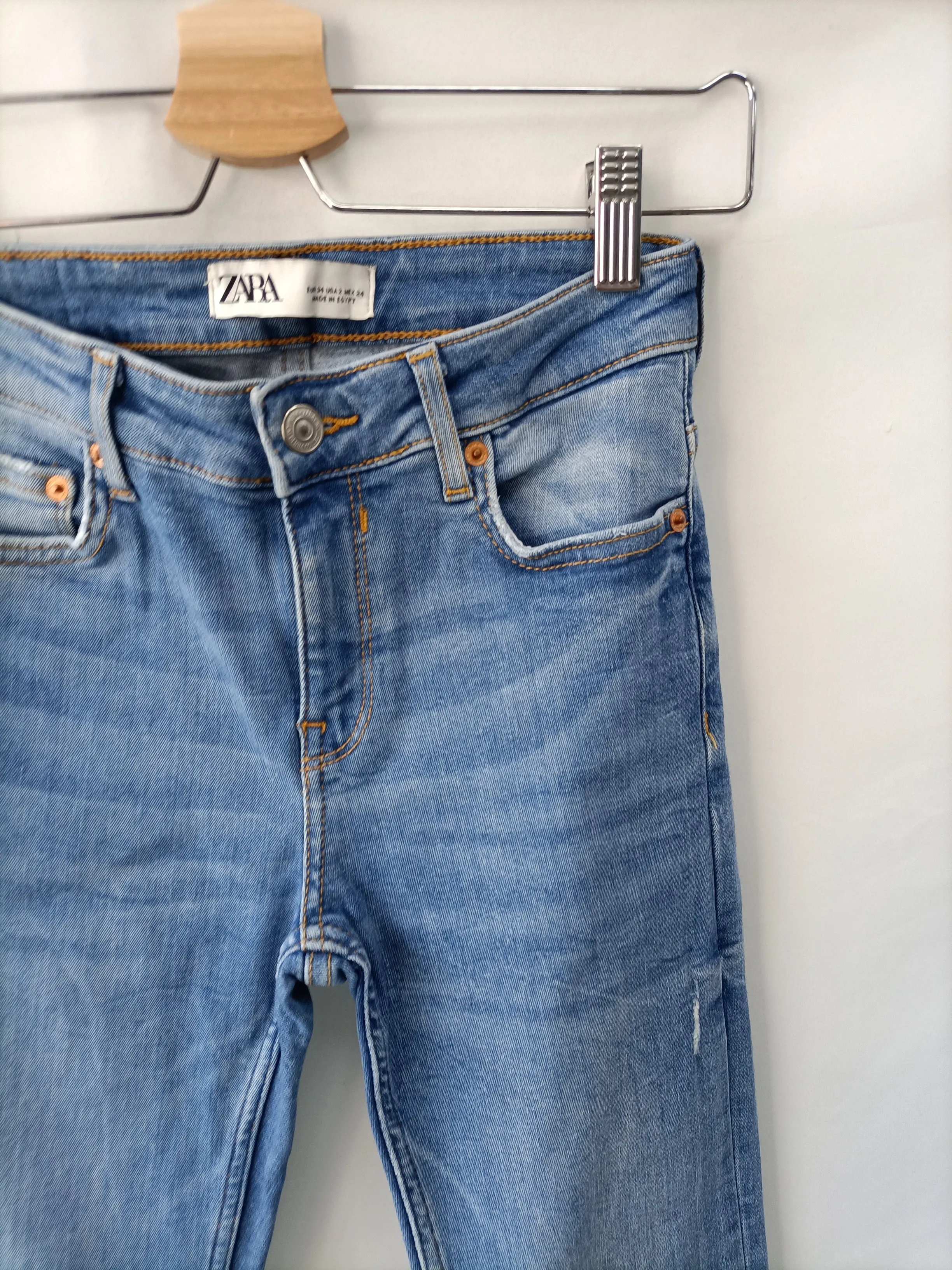 ZARA. Pantalón vaquero ajustado  T.34