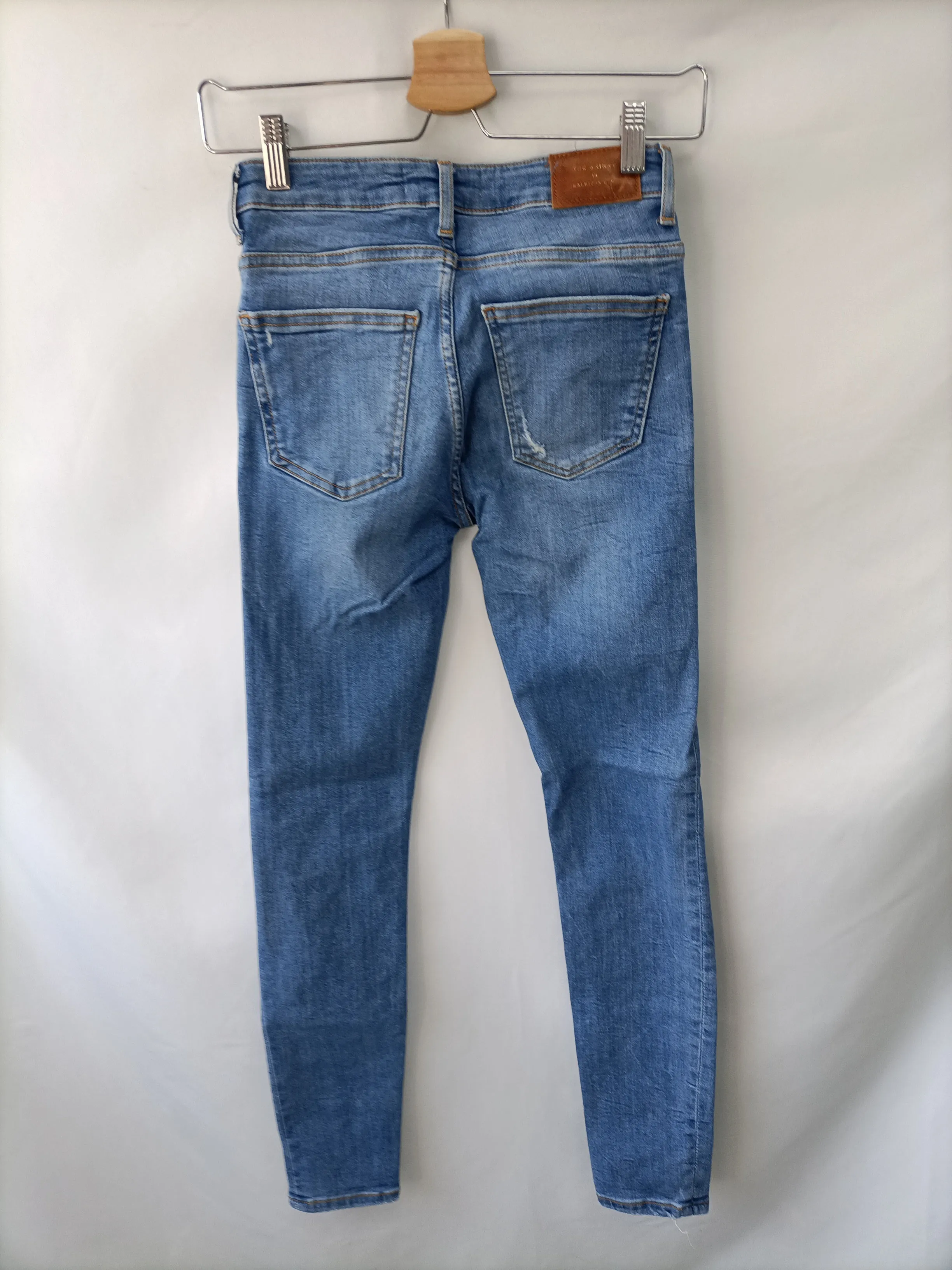 ZARA. Pantalón vaquero ajustado  T.34